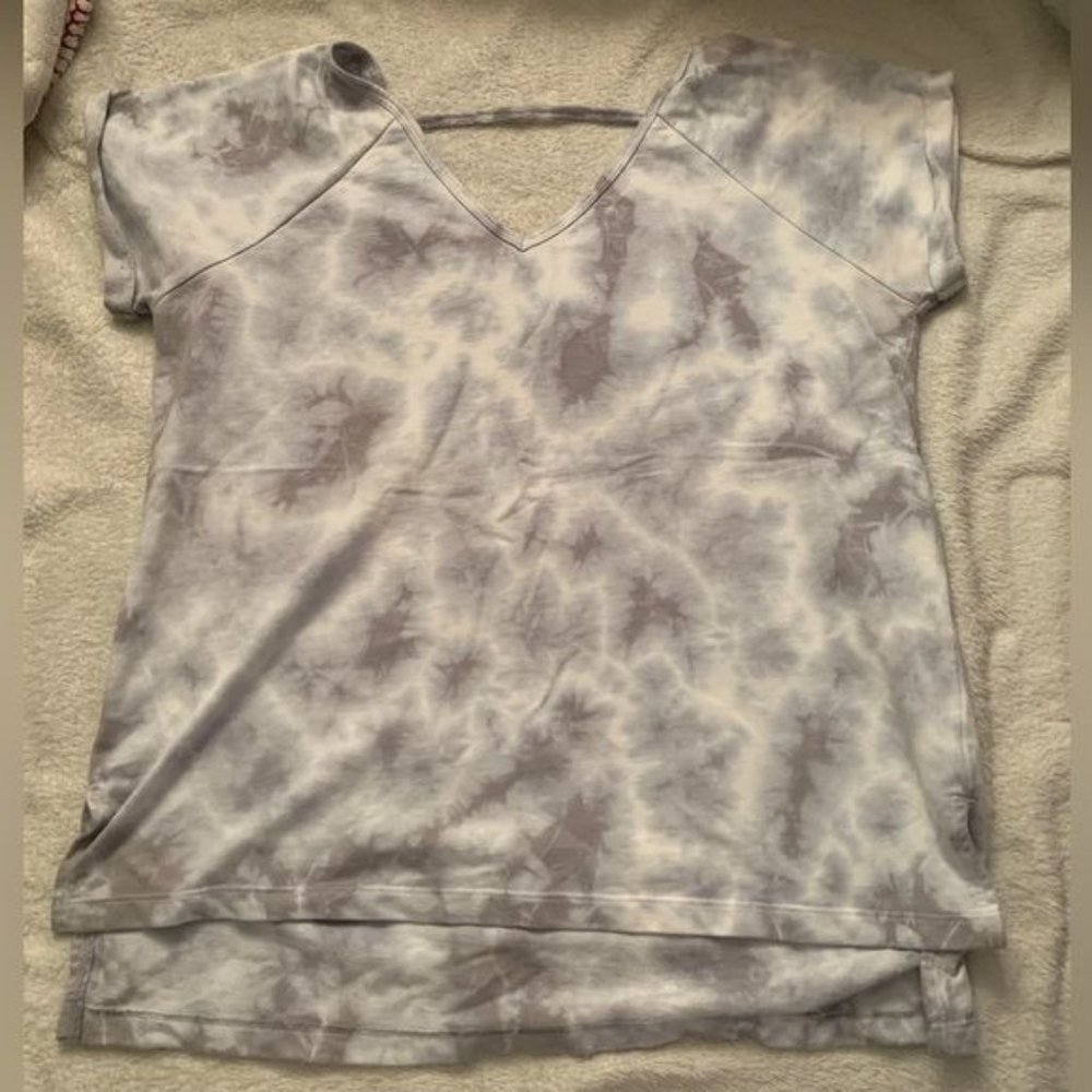 Short sleeve v neck | Blue, Grey, white tie-dye | Brand : Ideology | Size : M